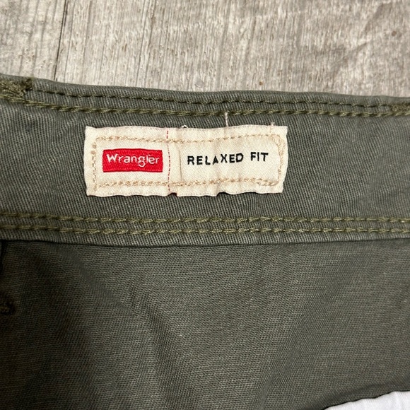 Men's Wrangler 42 XL Shorts Olive Green Cargo Utility Carpenter Stretch Relaxed - Picture 8 of 9